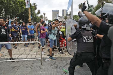 El velatorio de Diego Maradona: hubo incidentes en la apertura de la Casa  Rosada - LA NACION