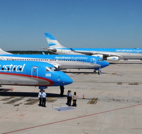 Se concretó la fusión de Aerolíneas y Austral y desde este martes funcionan como una sola Se concretó la fusión de Aerolíneas y Austral y desde este martes funcionan como una sola