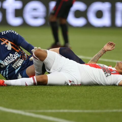 River rescató un empate sobre el final ante Atlético Paranaense, en el inicio de los octavos de final de la Copa Libertadores River rescató un empate sobre el final ante Atlético Paranaense, en el inicio de los octavos de final de la Copa Libertadores