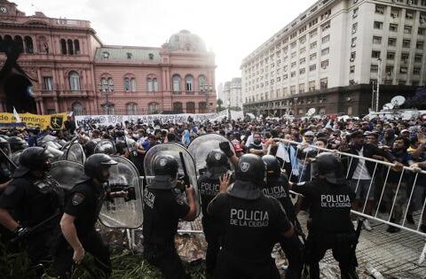 Incidentes entre la policía y la gente que quiere entrar al velatorio de Maradona