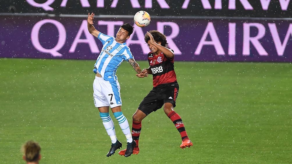 Un disputado partido en el Maracaná.