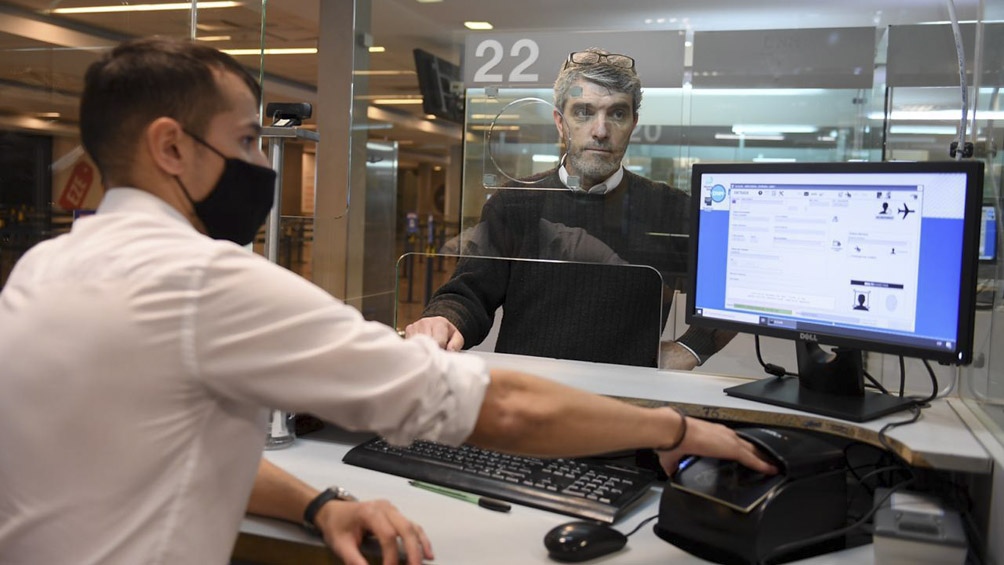 El Gobierno suspendió los vuelos procedentes del Reino Unido por la nueva cepa El Gobierno suspendió los vuelos procedentes del Reino Unido por la nueva cepa