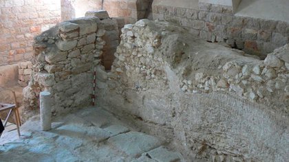 La casa del primer siglo que muestra una de sus paredes en una roca cortada (Ken Dark)