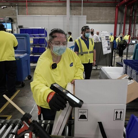 EEUU aplicará desde este lunes la vacuna de Pfizer