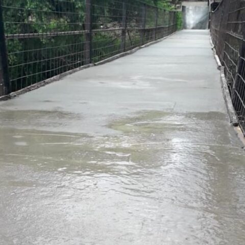 Construyen puente de hormigón para conexión y seguridad de tres barrios Construyen puente de hormigón para conexión y seguridad de tres barrios