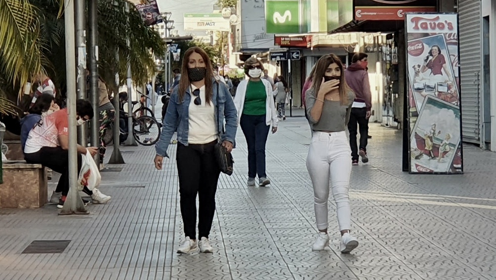 Consejos de los especialistas para mejorar la eficacia de los barbijos caseros
