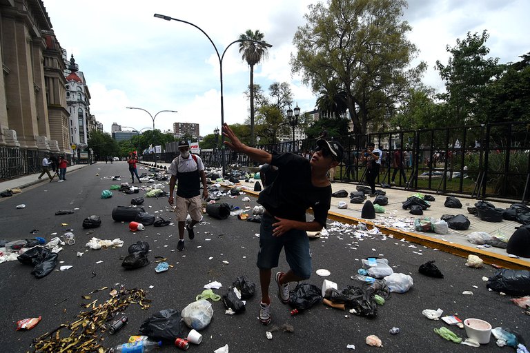 El kirchnerismo reclamó por la liberación de Milagro Sala y arrojó cientos de bolsas de basura en Tribunales El kirchnerismo reclamó por la liberación de Milagro Sala y arrojó cientos de bolsas de basura en Tribunales