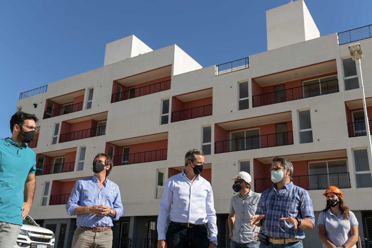 Bahl recorrió la obra de viviendas PROCREAR en calle Espejo Bahl recorrió la obra de viviendas PROCREAR en calle Espejo