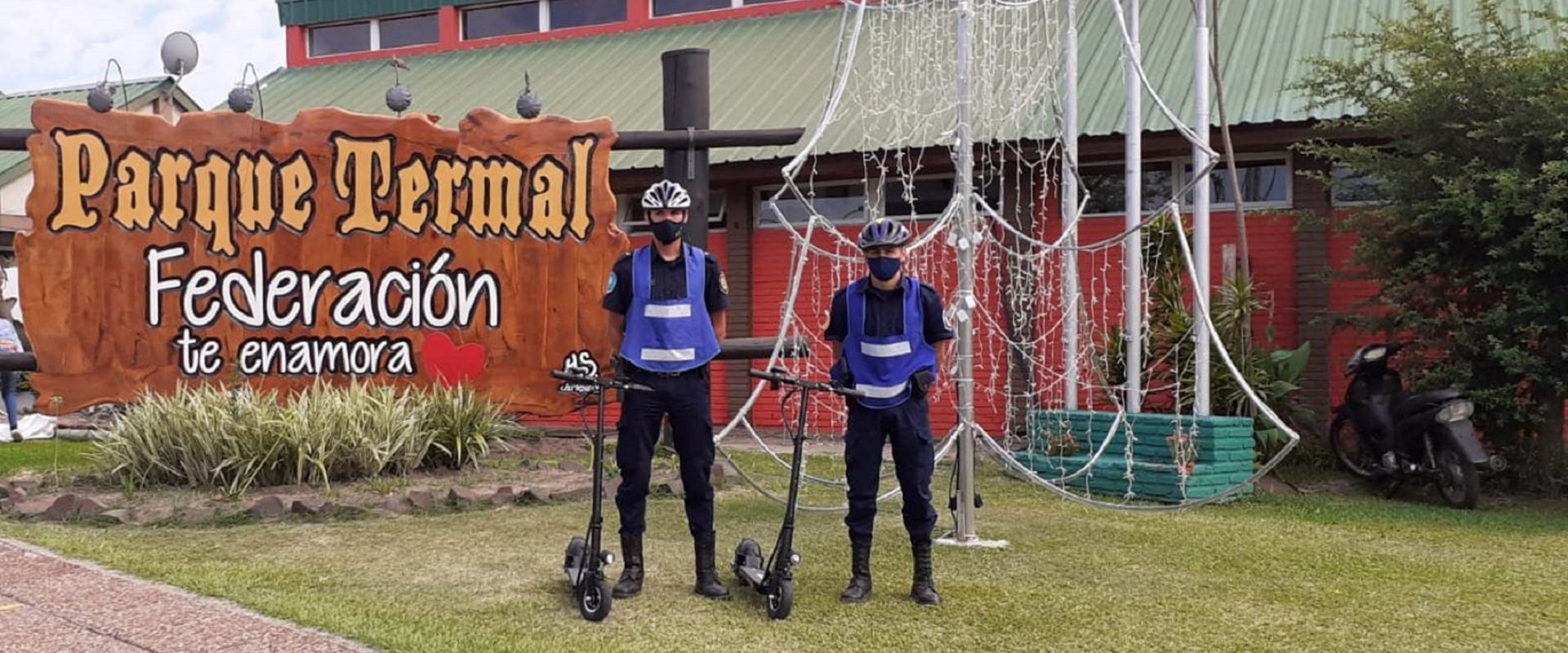 La Policía sumó monopatines eléctricos para las recorridas en termas y costaneras de ciudades turísticas La Policía sumó monopatines eléctricos para las recorridas en termas y costaneras de ciudades turísticas