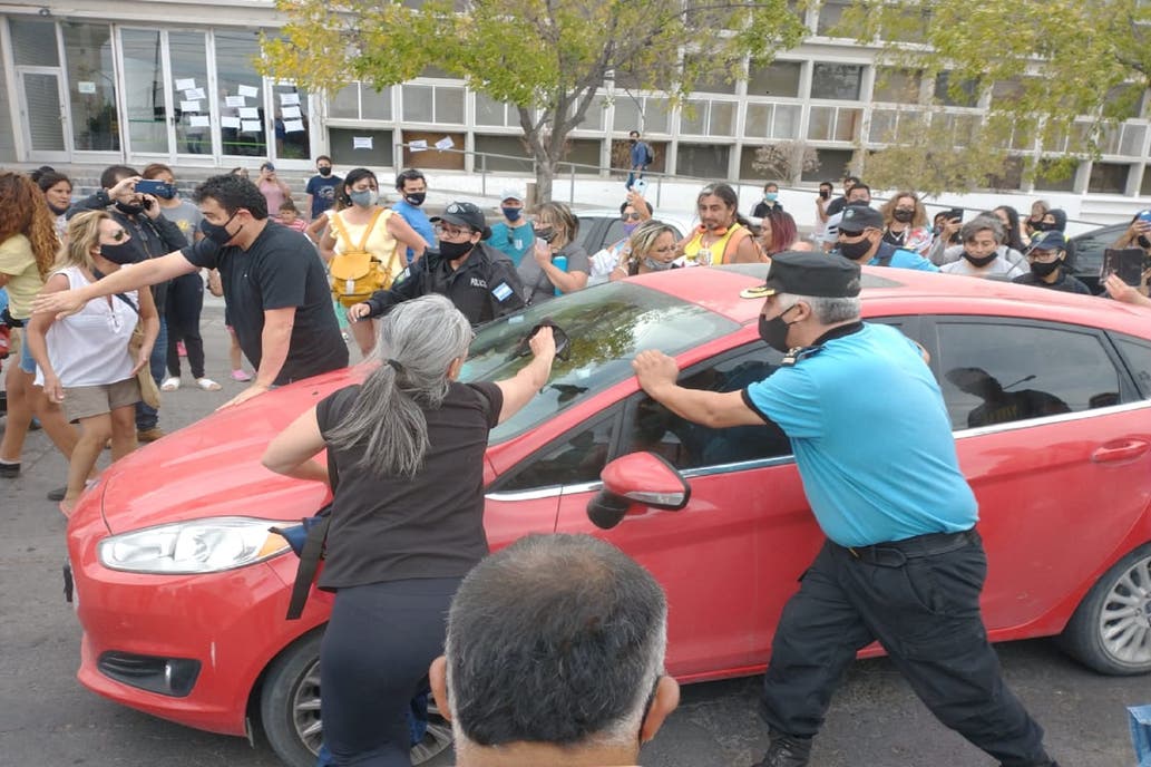 Nicolás Trotta visitó Chubut y hubo incidentes con docentes por sueldos adeudados Nicolás Trotta visitó Chubut y hubo incidentes con docentes por sueldos adeudados