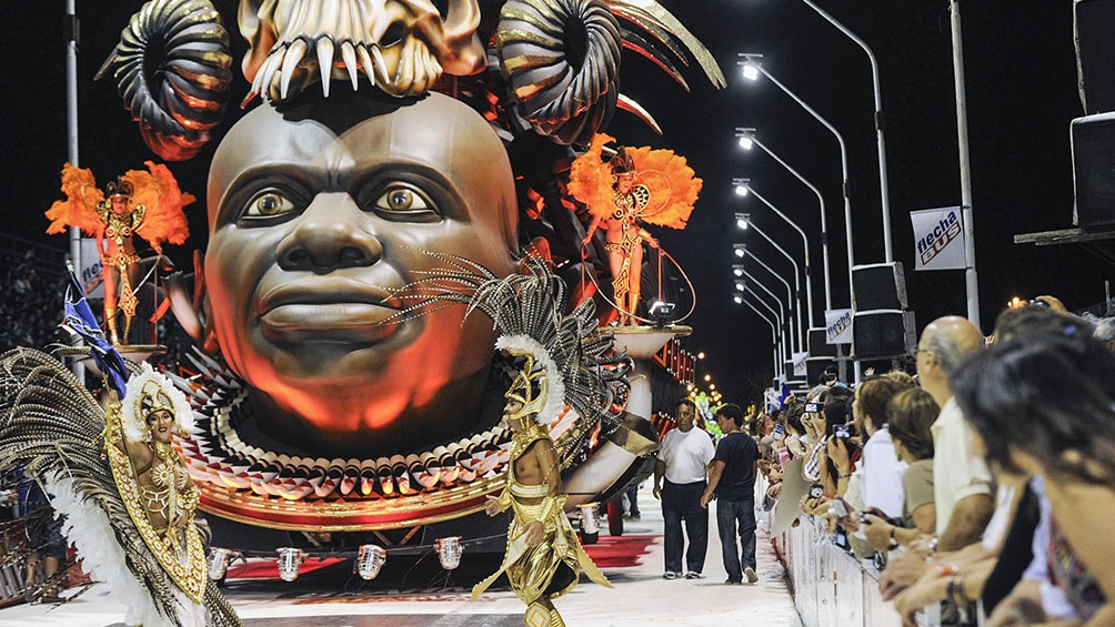 La Mesopotamia vio crecer al carnaval de Gualeguaychú, cuando toda la ciudad se viste de fiesta.