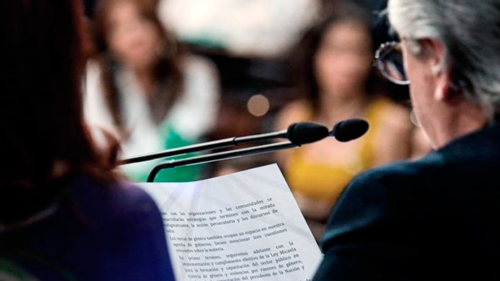 Fernández agradeció la convocatoria pero pidió seguir su discurso el lunes en forma remota Fernández agradeció la convocatoria pero pidió seguir su discurso el lunes en forma remota