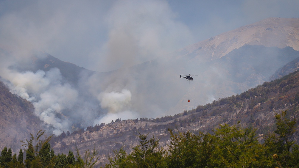 Luchan para que el fuego de El Bolsón no llegue a las casas de la comunidad Nahuelpan Luchan para que el fuego de El Bolsón no llegue a las casas de la comunidad Nahuelpan