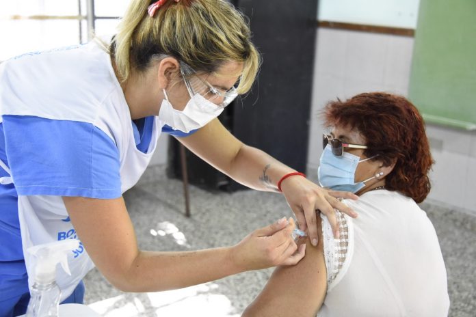 Salud garantiza la vacunación de los adultos mayores