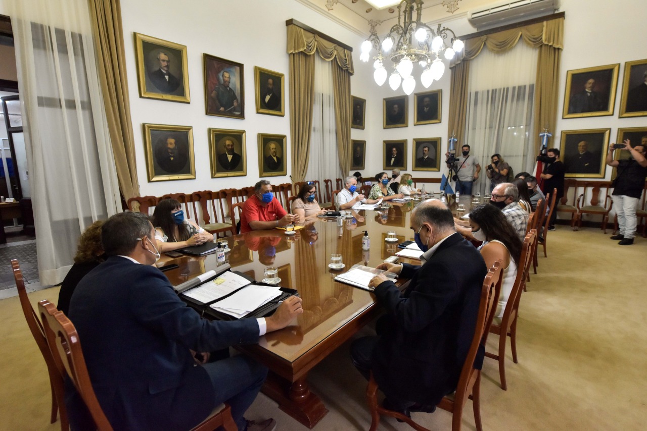 El gobierno propuso un aumento del 36 por ciento a gremios docentes y estatales