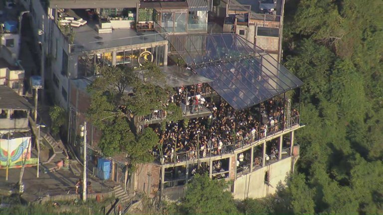 Tras la peor semana de muertes por covid-19 en Brasil, hubo masivas fiestas clandestinas de Carnaval en Río de Janeiro