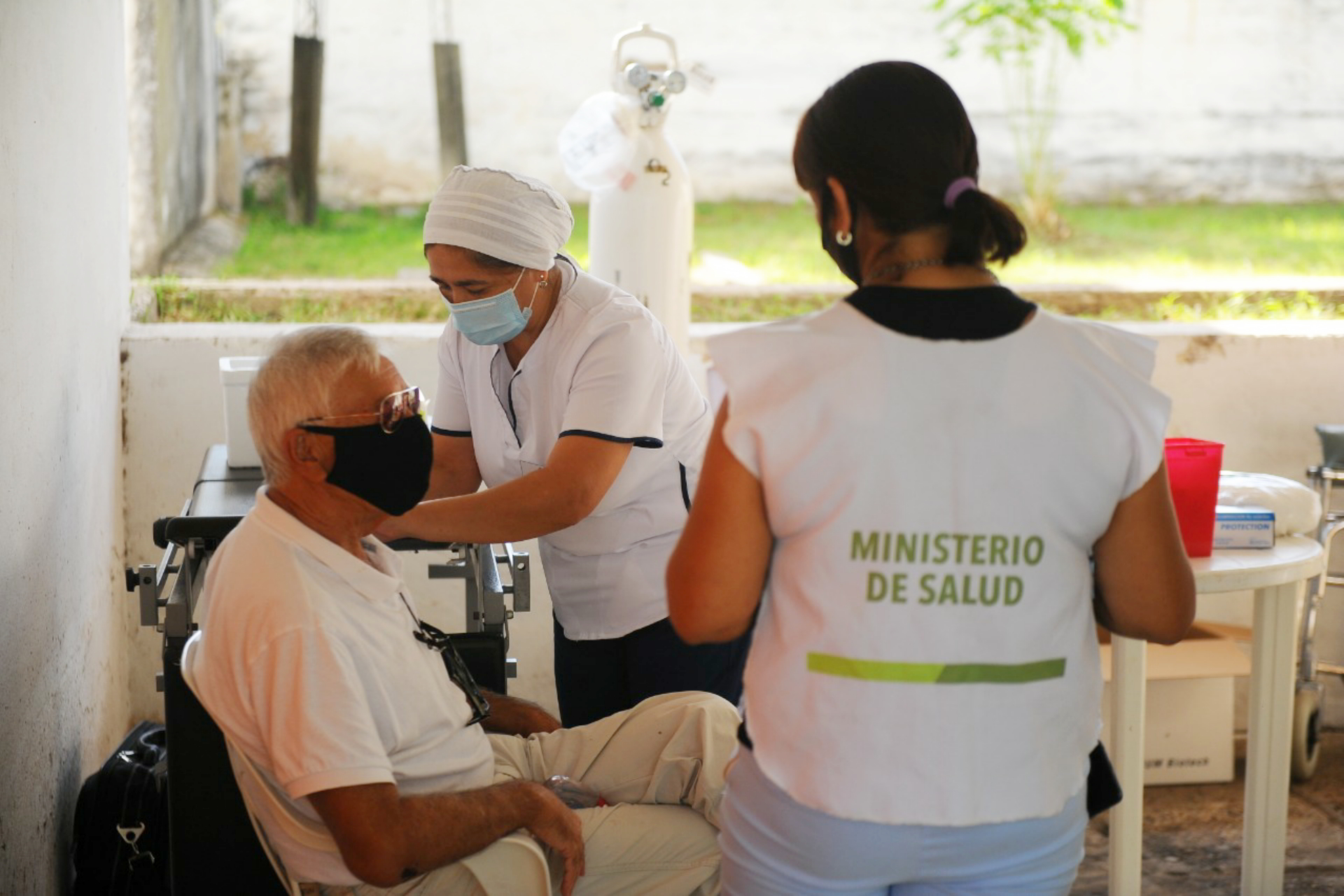 Se desarrolla con éxito el plan de vacunación a adultos mayores Se desarrolla con éxito el plan de vacunación a adultos mayores