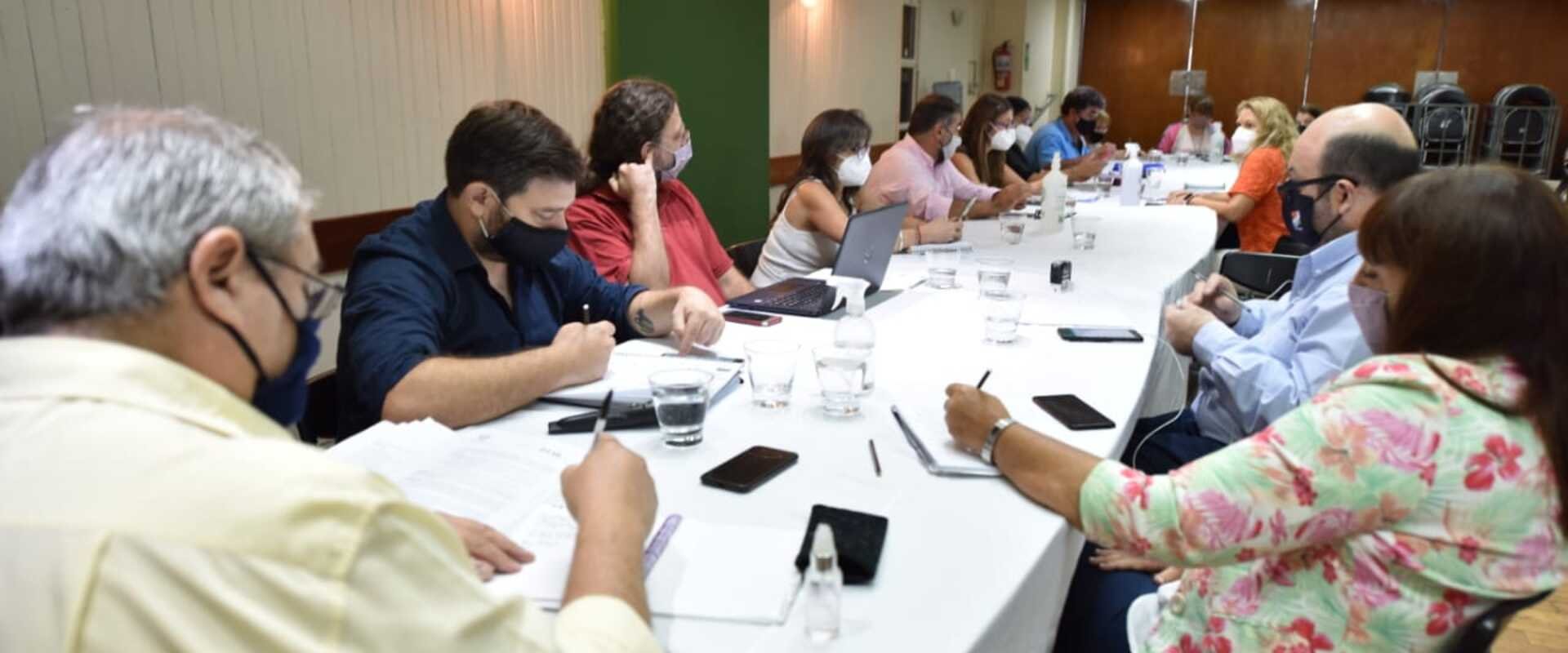 La provincia avanza en las mesas de diálogo con representantes de docentes La provincia avanza en las mesas de diálogo con representantes de docentes