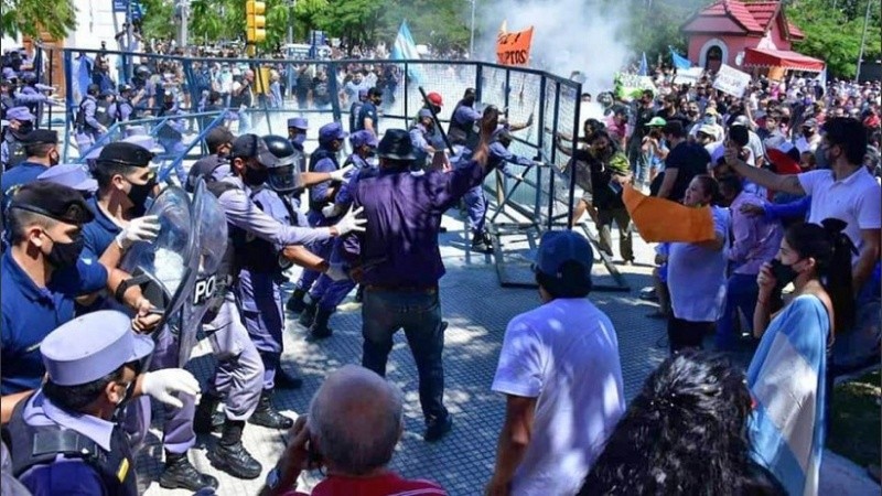 El ministro de Gobierno dijo que “no fue pacífica” la protesta y reivindicó la fase 1 El ministro de Gobierno dijo que “no fue pacífica” la protesta y reivindicó la fase 1