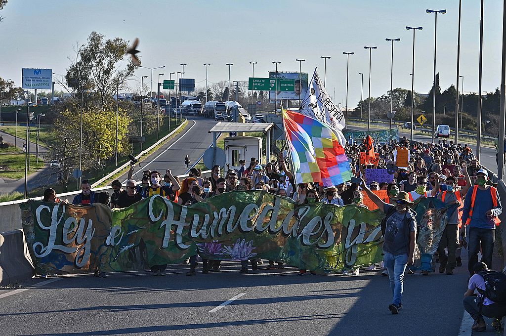 Ambientalistas cortaron el puente Rosario-Victoria por los nuevos incendios en los humedales