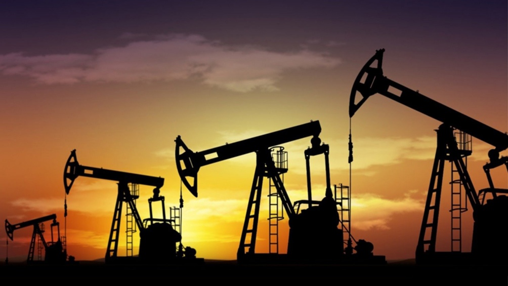 El petróleo sube más de 5% por la debilidad del dólar