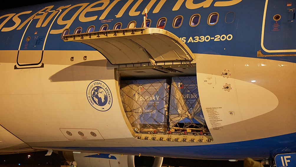 Partió un nuevo vuelo de Aerolíneas Argentinas en busca de vacunas Sputnik V
