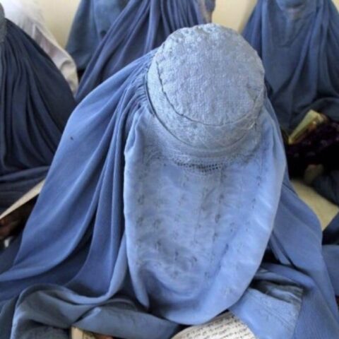 Estas son las 29 restricciones y maltratos que sufren las mujeres bajo el régimen talibán