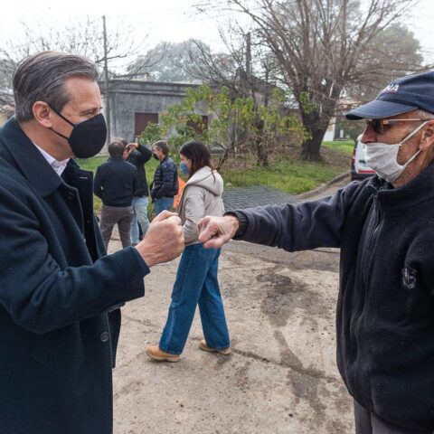 Bahl recorrió los trabajos de bacheo en calle Faustino Parera