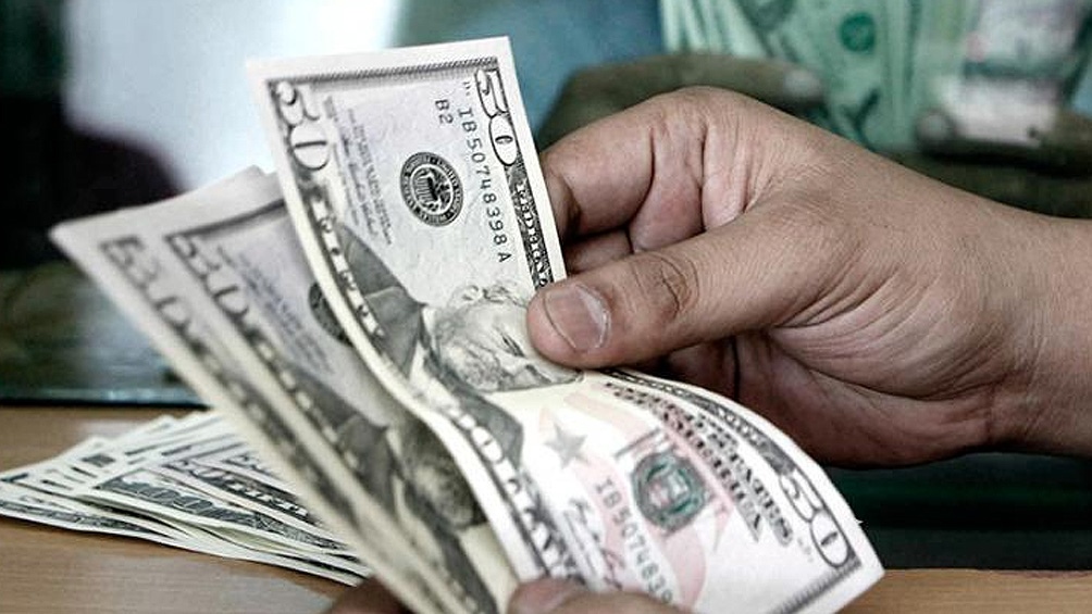 Después de tres años de caída, los depósitos privados en dólares crecen 8,5 % en 2021