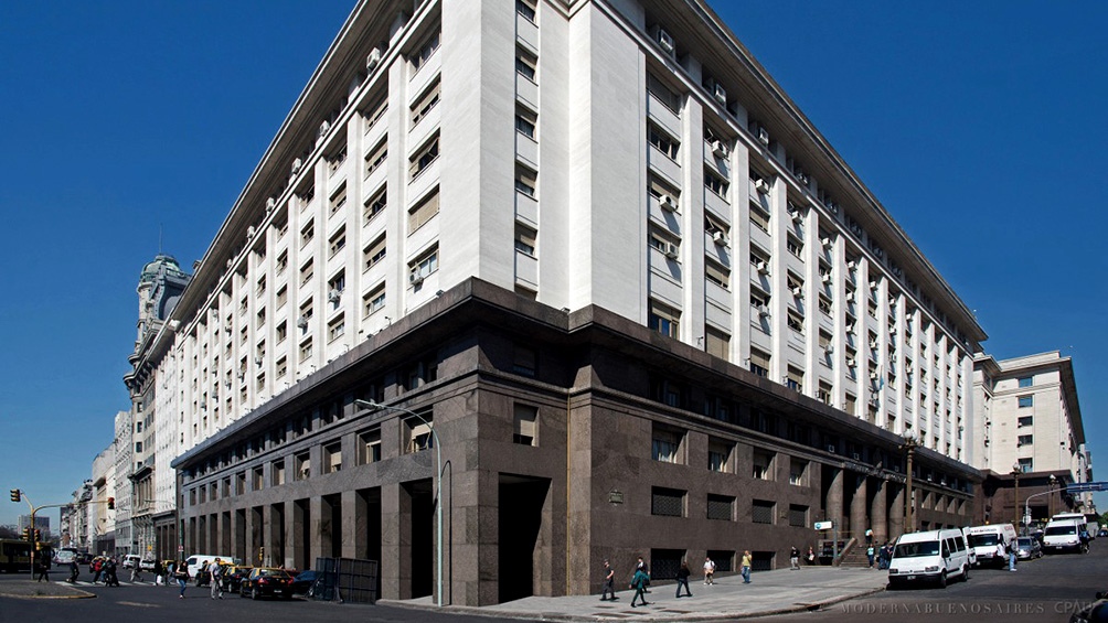 La recaudación tributaria creció 64% en agosto y superó el billón de pesos