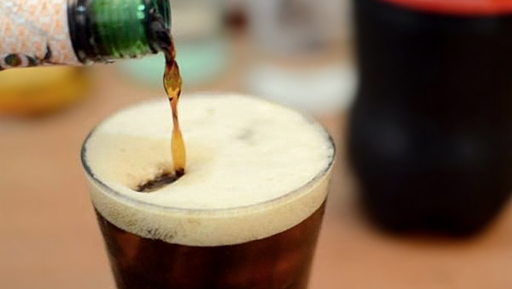 Denuncian en Mendoza una estafa con fernet adulterado con agua y tinta Denuncian en Mendoza una estafa con fernet adulterado con agua y tinta