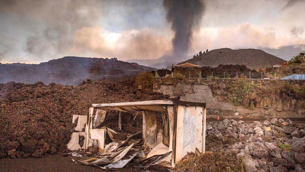 El volcán Cumbre Vieja de Canarias volvió a escupir ceniza