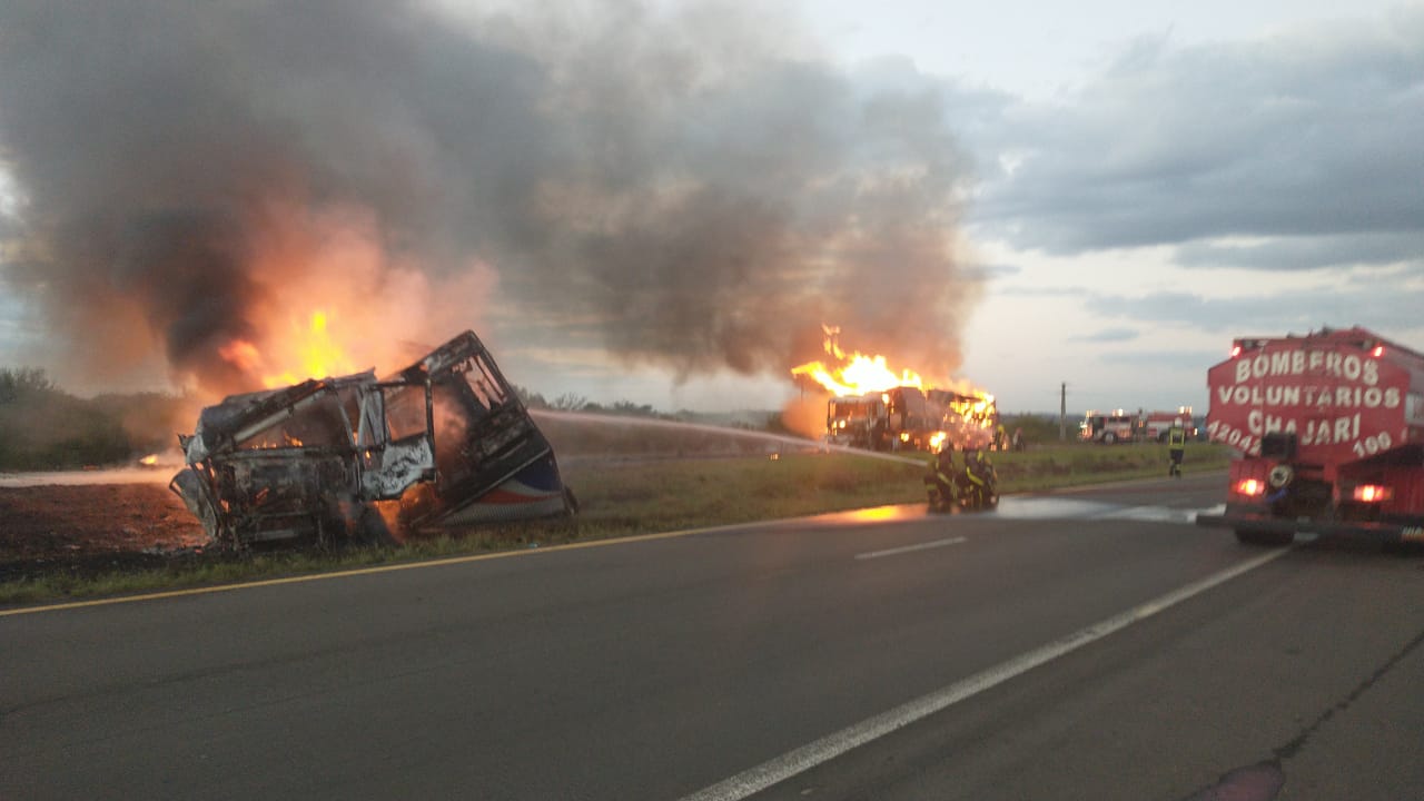 Espectacular incendio tras choque en cadena en la Autovía Artigas: sin lesionados Espectacular incendio tras choque en cadena en la Autovía Artigas: sin lesionados