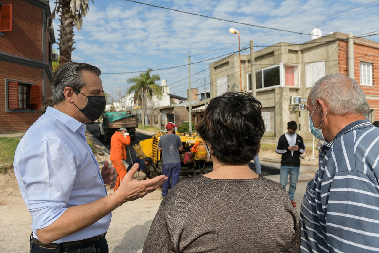 Pavimentan calle Arroyo Grande gracias a la cooperación del Municipio y los vecinos Pavimentan calle Arroyo Grande gracias a la cooperación del Municipio y los vecinos