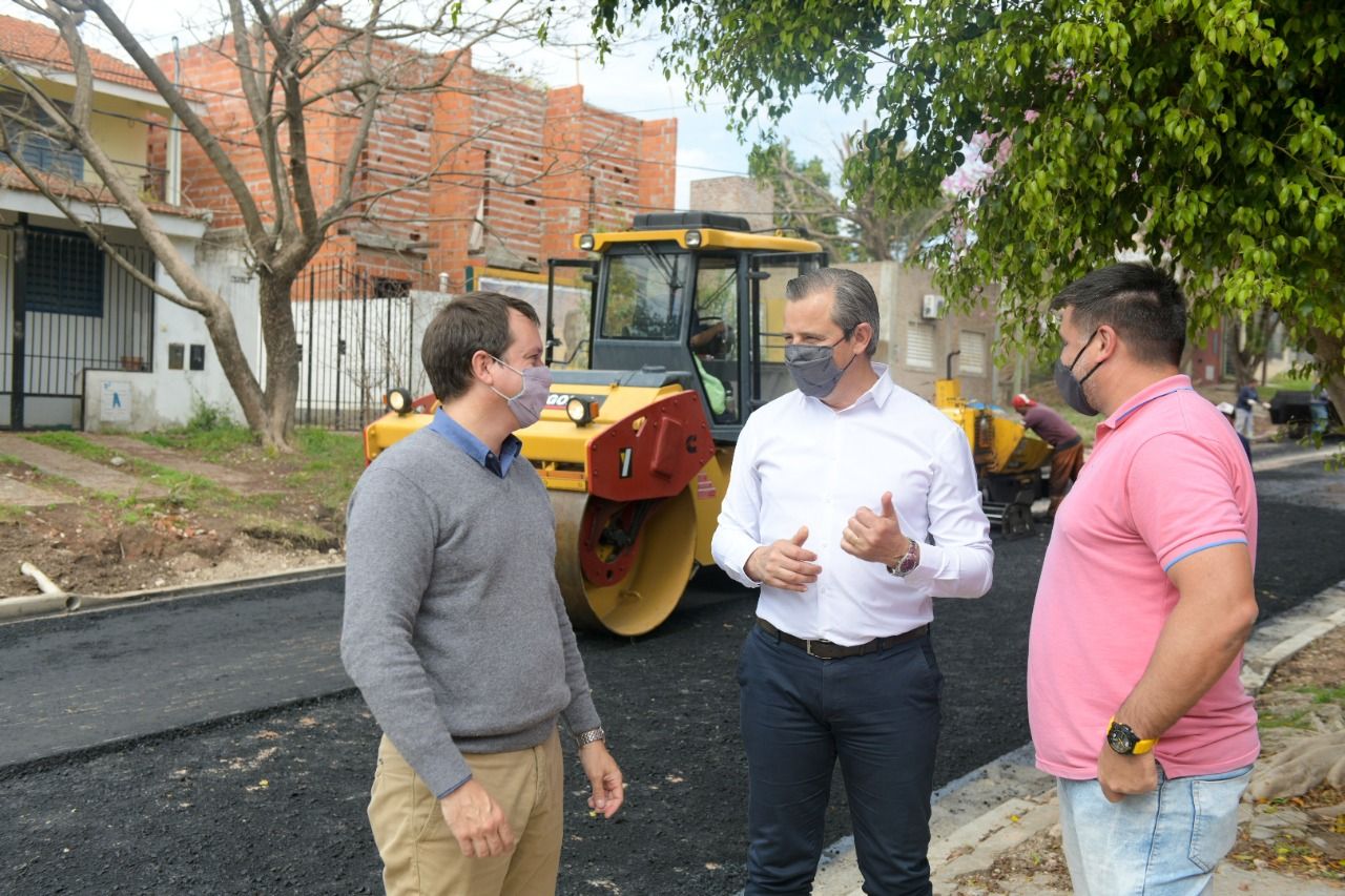 Finalizaron la pavimentación en calle Altos de Paraná Finalizaron la pavimentación en calle Altos de Paraná