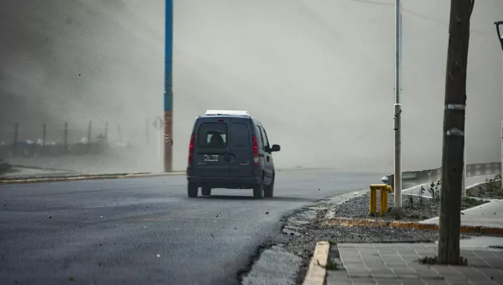 Vientos de 150 kilómetros por hora generaron destrozos y cortes de ruta en Chubut Vientos de 150 kilómetros por hora generaron destrozos y cortes de ruta en Chubut