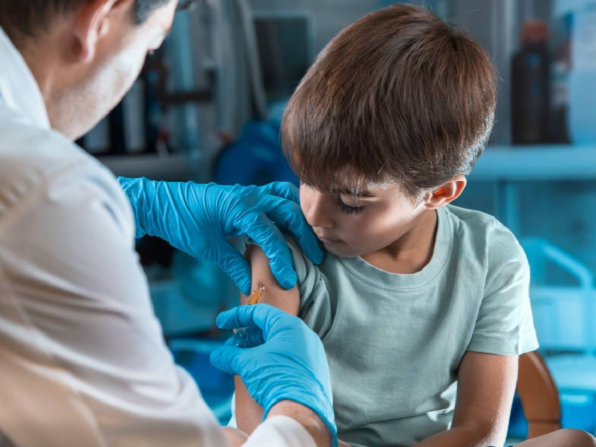 Miles de niños recibieron su primera vacuna contra el coronavirus acompañados por sus padres