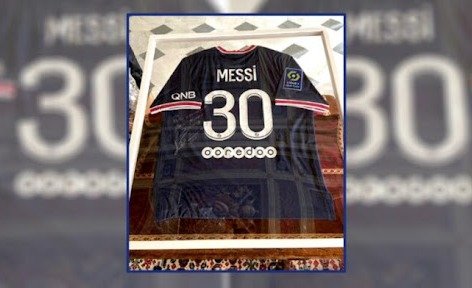 Messi le envió una remera del PSG autografiada al papa Francisco