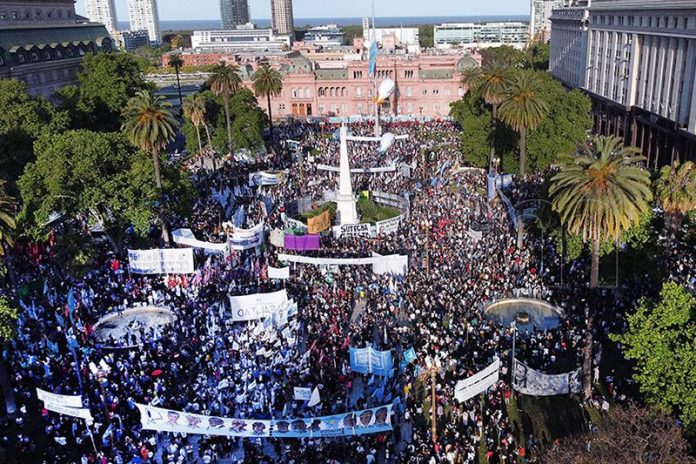 Militancia y organizaciones sociales llenaron la Plaza de Mayo por el Día de la Lealtad Militancia y organizaciones sociales llenaron la Plaza de Mayo por el Día de la Lealtad