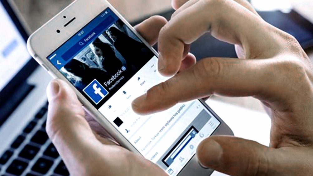 Las acciones de Facebook cayeron casi un 5% tras su apagón más prolongado desde 2008