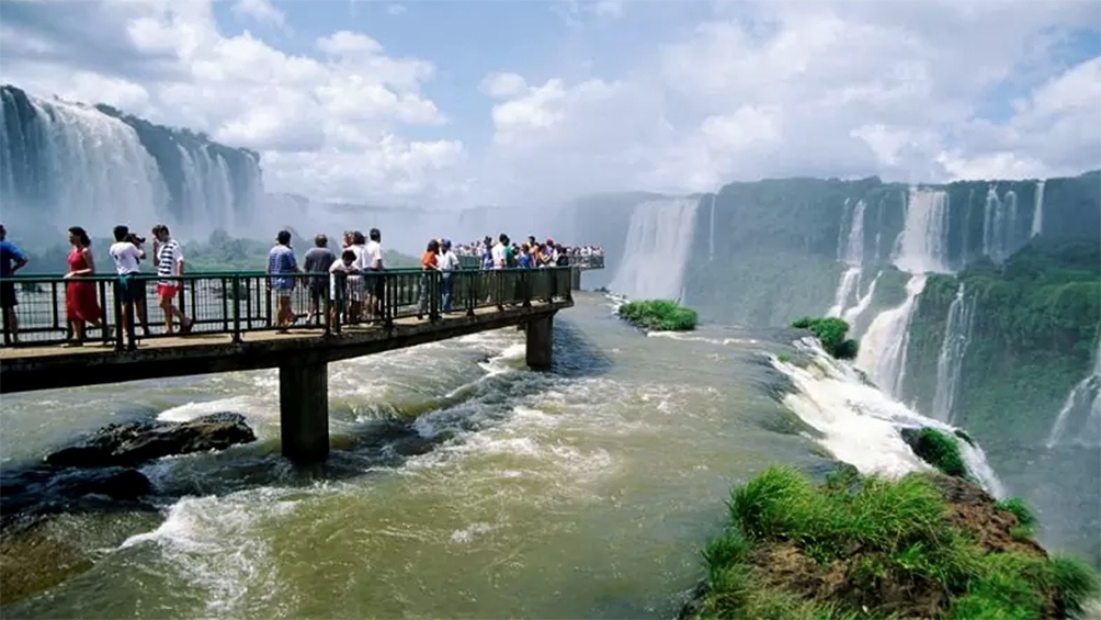 Más de 4,2 millones de turistas viajan por la Argentina en el feriado extra largo Más de 4,2 millones de turistas viajan por la Argentina en el feriado extra largo