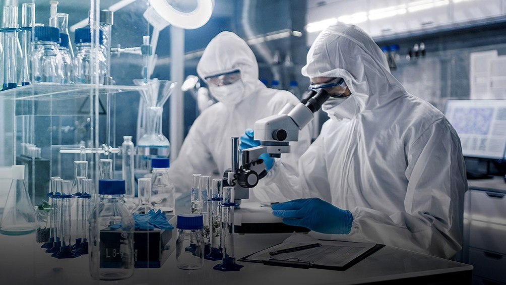 AstraZeneca anunció que un fármaco redujo al 67% los casos graves contra el coronavirus