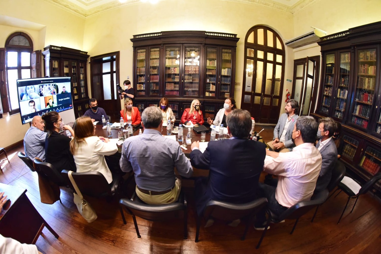 Richard, Bisogni y Benítez expusieron ante diputadas y diputados sobre la obra pública en Entre Ríos Richard, Bisogni y Benítez expusieron ante diputadas y diputados sobre la obra pública en Entre Ríos