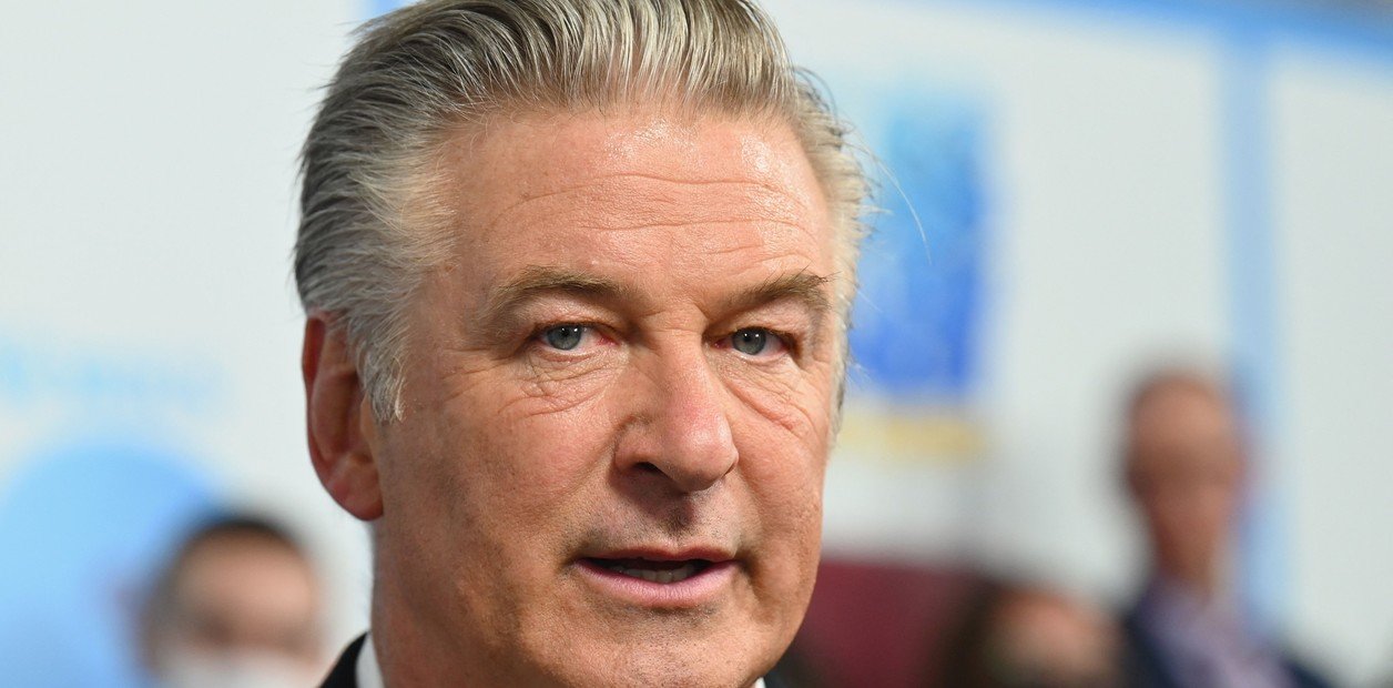 Alec Baldwin disparó un arma y mató accidentalmente a la directora de fotografía mientras grababa la película Rust Alec Baldwin disparó un arma y mató accidentalmente a la directora de fotografía mientras grababa la película Rust