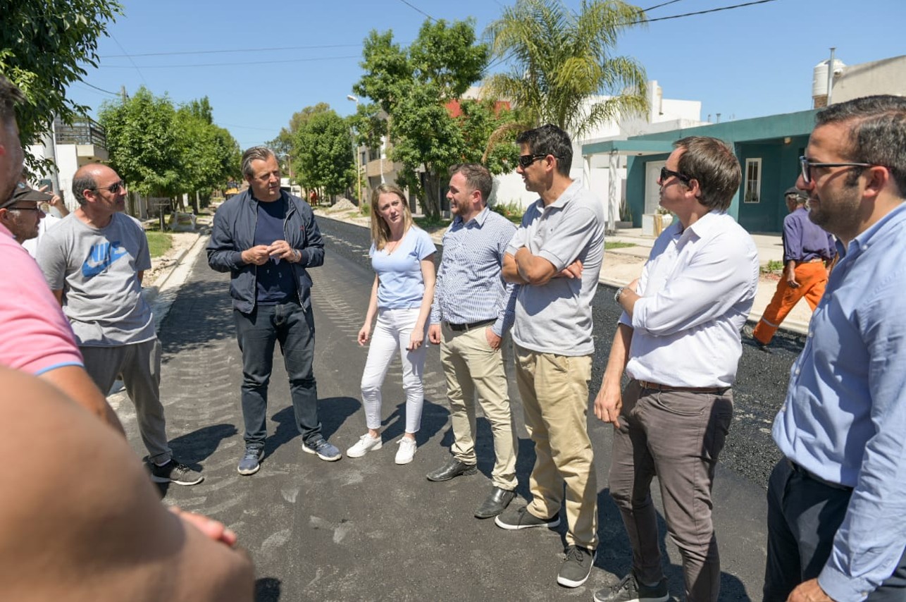 Pavimentan calles en barrio Lomas del Brete y se avanza en la colocación de luminarias LED