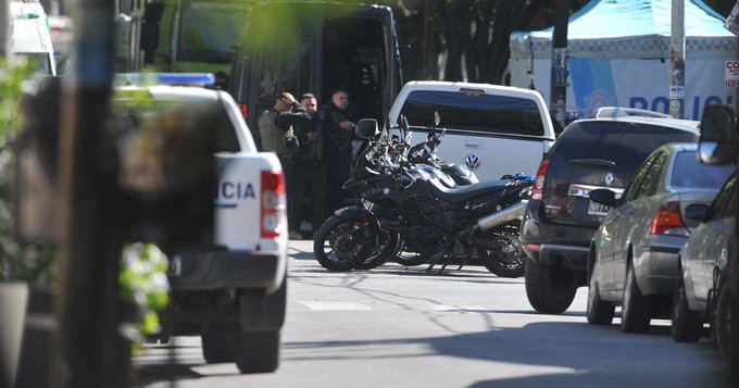 Tomó de rehén a un amigo, se atrincheró 10 horas y murió baleado por la policía Tomó de rehén a un amigo, se atrincheró 10 horas y murió baleado por la policía