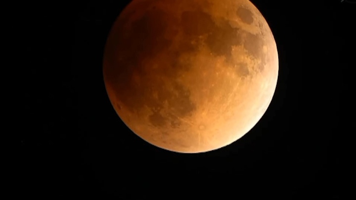 El viernes se verá el eclipse lunar más largo desde 1440 en varios continentes El viernes se verá el eclipse lunar más largo desde 1440 en varios continentes