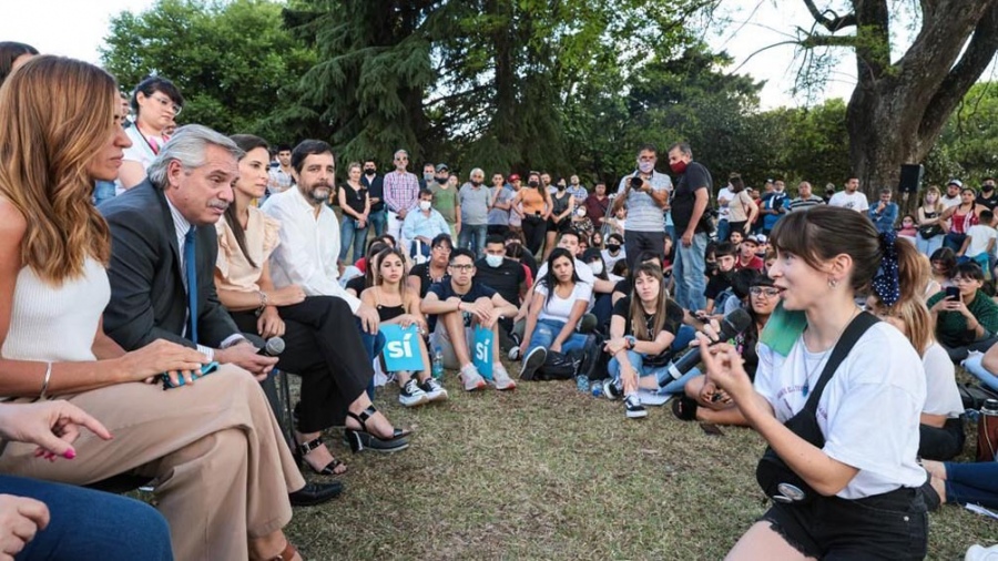 Fernández le habló a jóvenes: «Nunca pierdan esa voluntad de transformación»