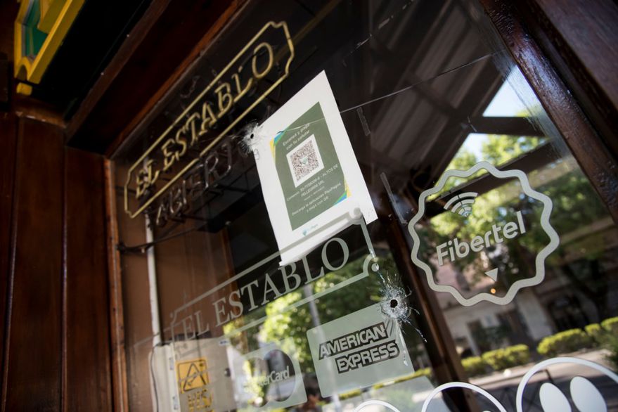 Pánico en Rosario. Sicarios dispararon contra un restaurante que estaba lleno de gente Pánico en Rosario. Sicarios dispararon contra un restaurante que estaba lleno de gente