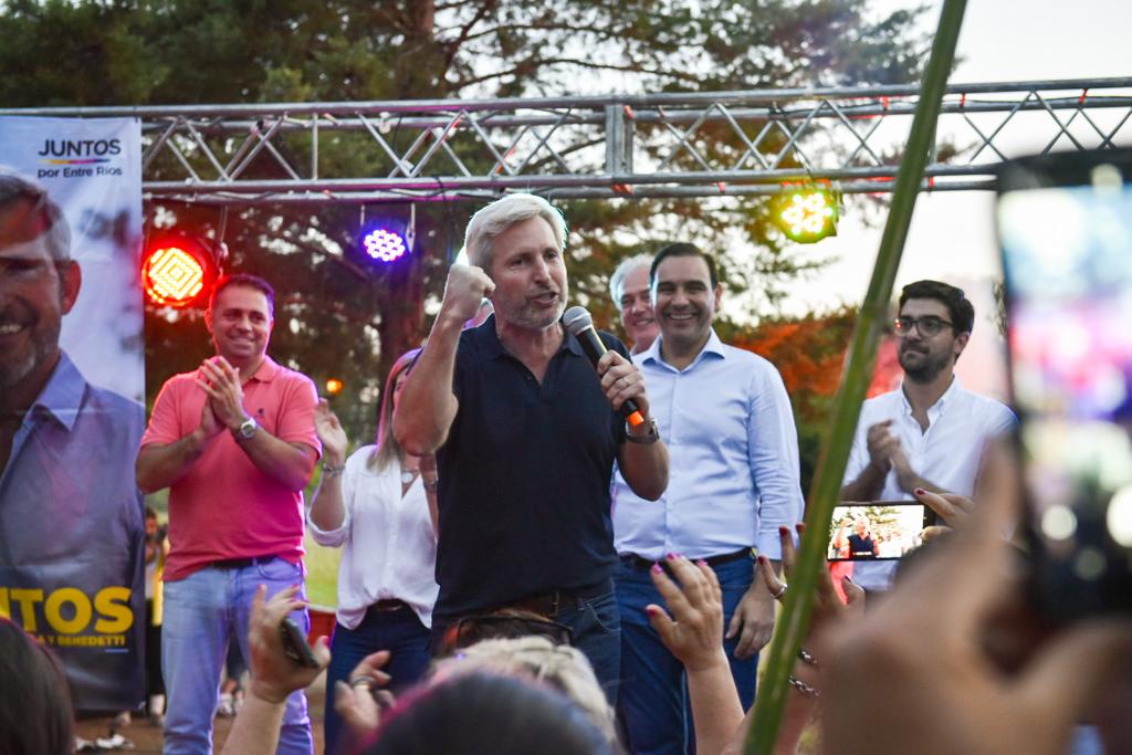 Frigerio junto a Valdés: «A ellos les va bien mientras que al pueblo le va cada vez peor»